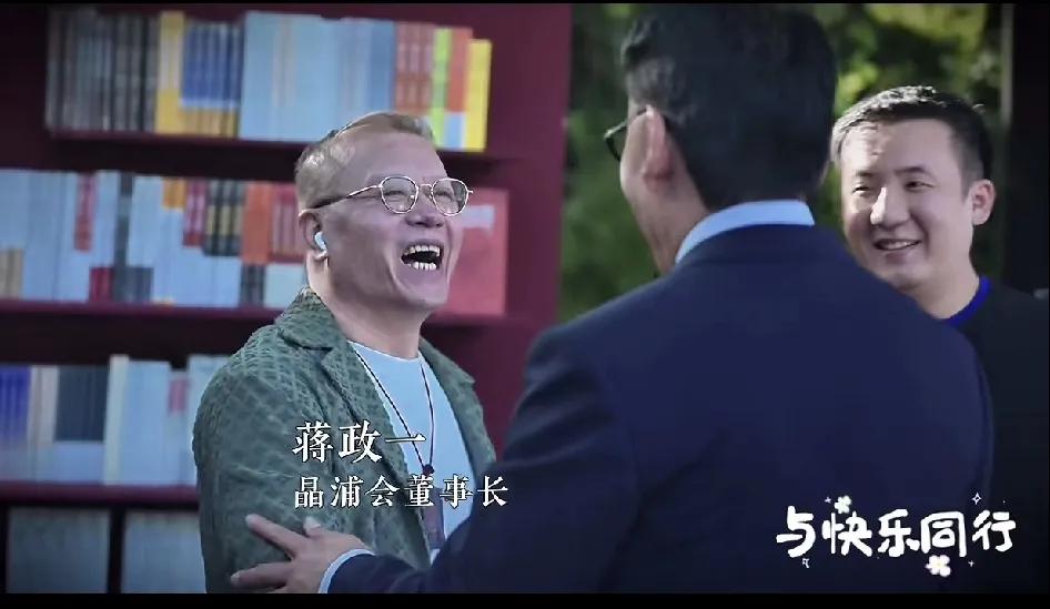 有人评李国庆婚宴的客人说：都是过气大佬，产业都是昨日黄花[尬笑][黑线]。可是，