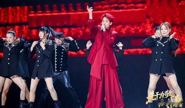 两年前，公司年会的邀请函无人问津。 然而，时光荏苒，转眼间，苏醒身着红战袍，再次