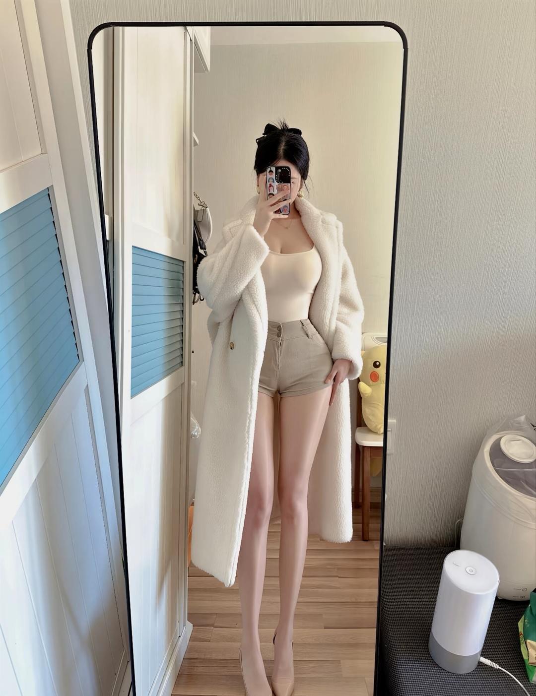 冬日穿搭指南：毛绒外套+高腰短裤，温暖又时尚！🌟👗👠