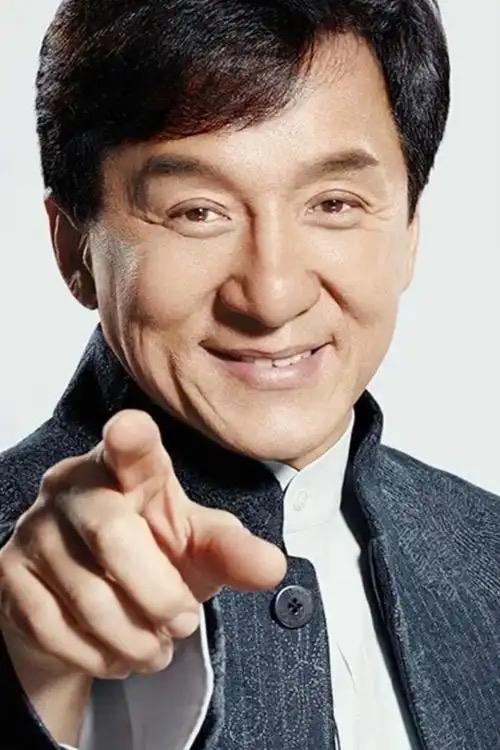 成龙居然是这样的人，群演说成龙他发了两次面包，还被媒体爆了。成龙在现场给群演发面