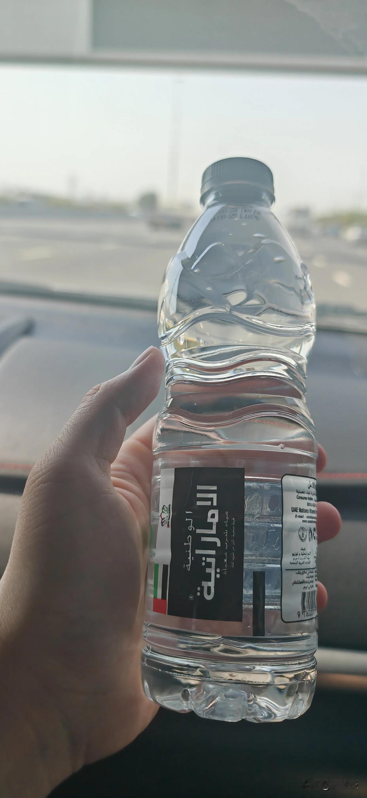 阿联酋的矿泉水
淡化水
一瓶2块多