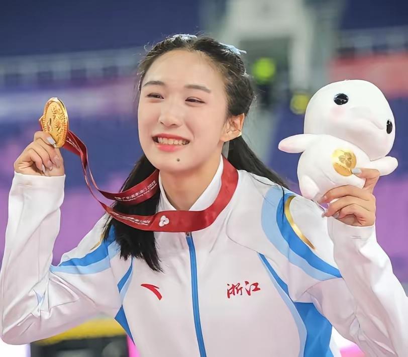 浙江陈妤颉，女子100米、新王诞生[奋斗]11秒10，已经算很厉害，如果前半程启