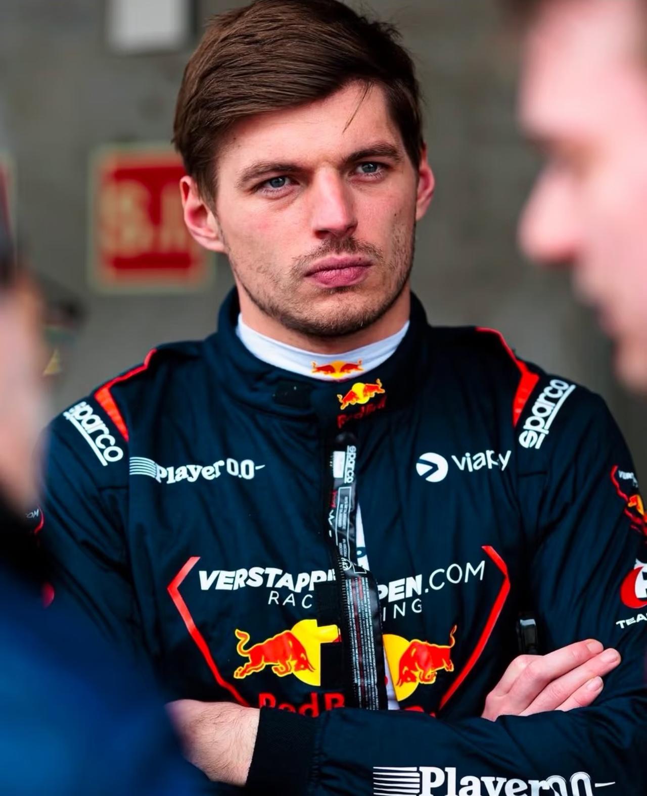 2015年维斯塔潘17岁零166天登上F1赛场，成为史上最年轻车手，这项纪录永远