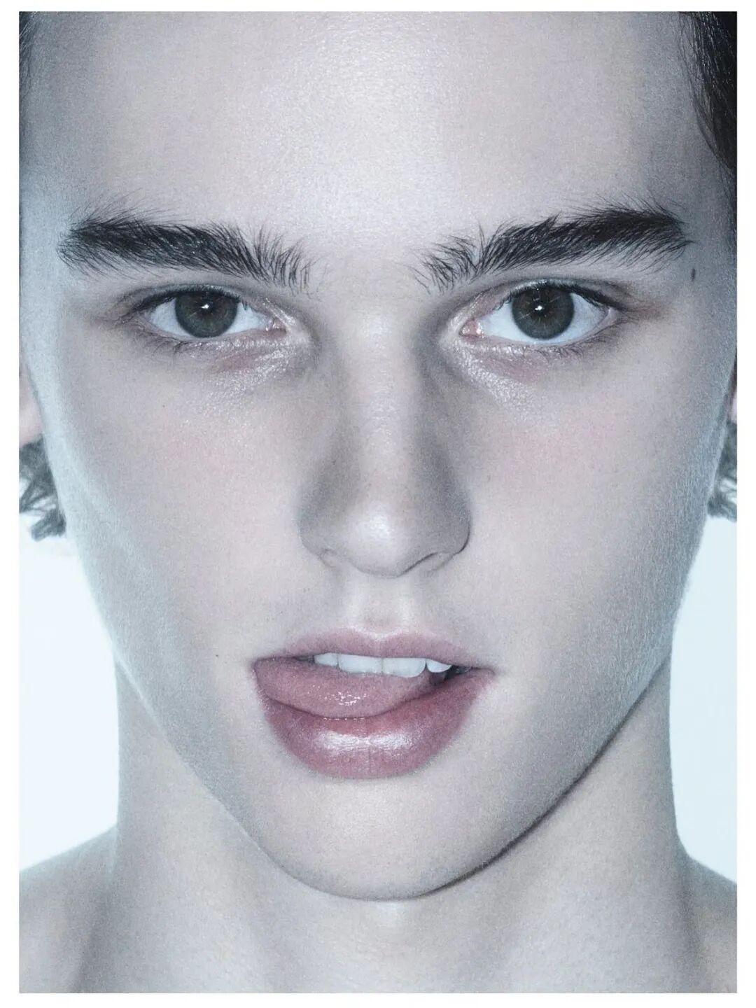 近日，男模圈新生代“颜霸”Ward Stevens凭借一组惊艳大片再度成为众人瞩