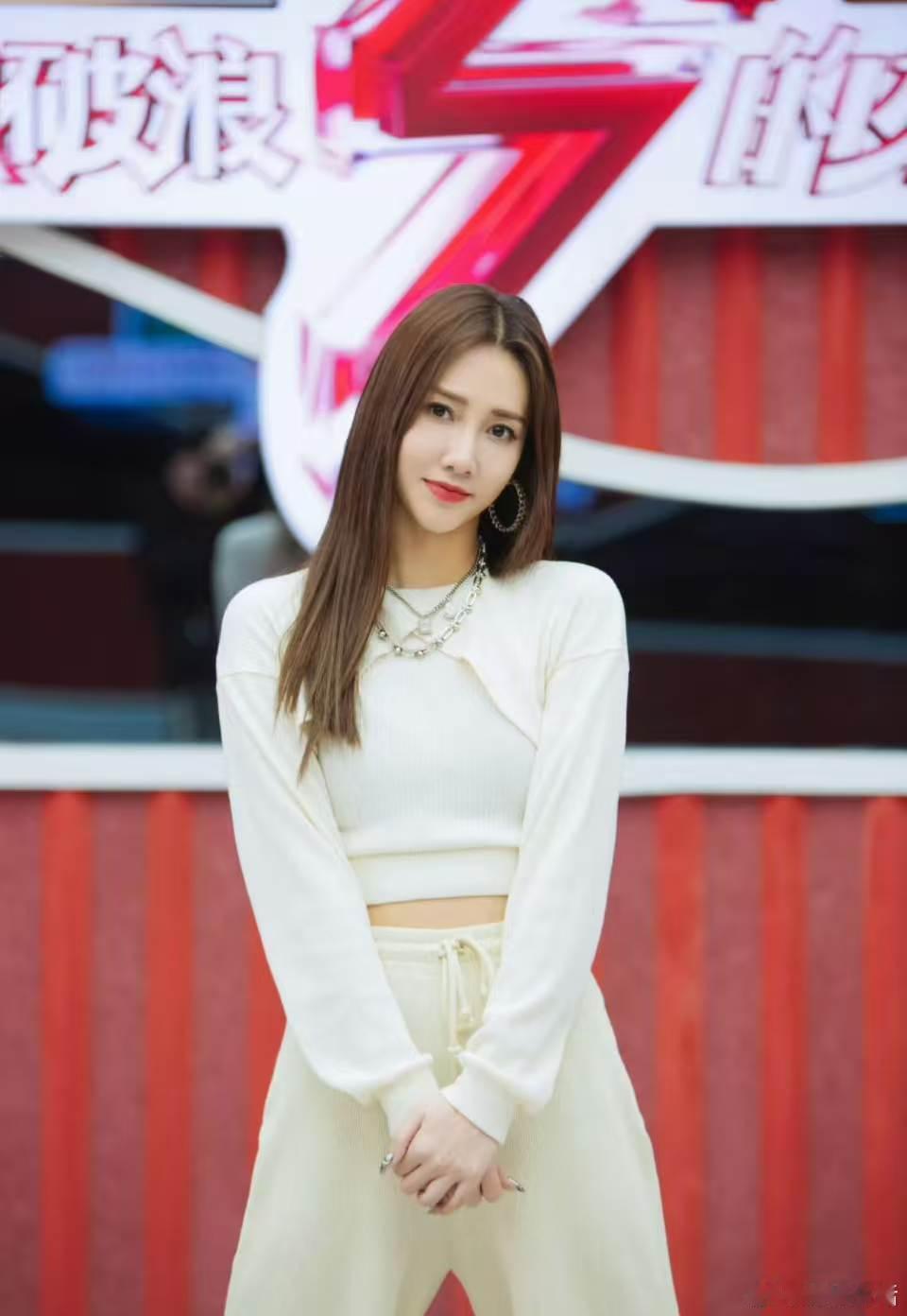 弦子早该唱跳了重新改编熟悉经典曲目，搭配利落舞蹈编排，弦子的舞台表现力焕然一新 