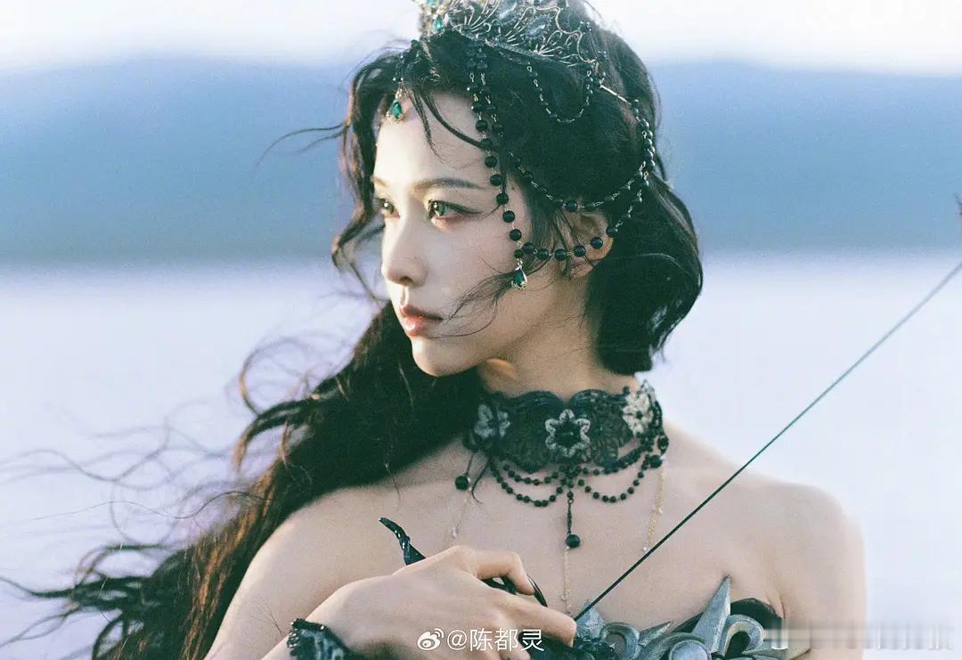 陈都灵这套好看啊想不到嘟嘟还这么暗黑～哥特风 
