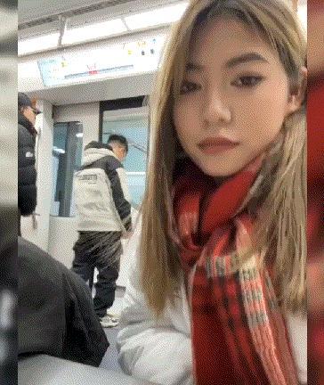 网友:这小姐姐胆真大，居然在地铁上干这事！
