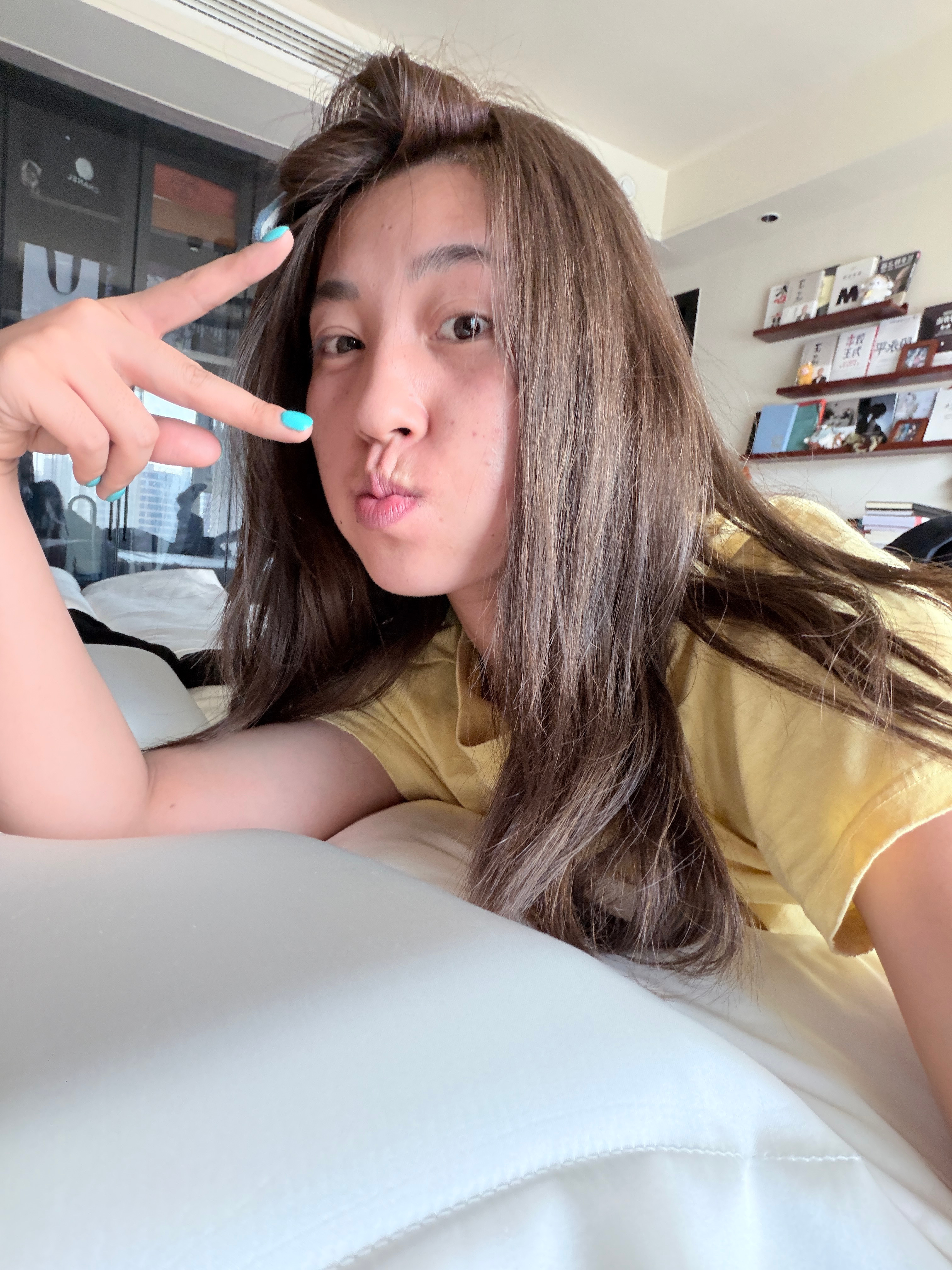 我回家啦～大H说家里都有蜘蛛网了。她前两回来都住酒店我怎么今天回来一进门就性感还