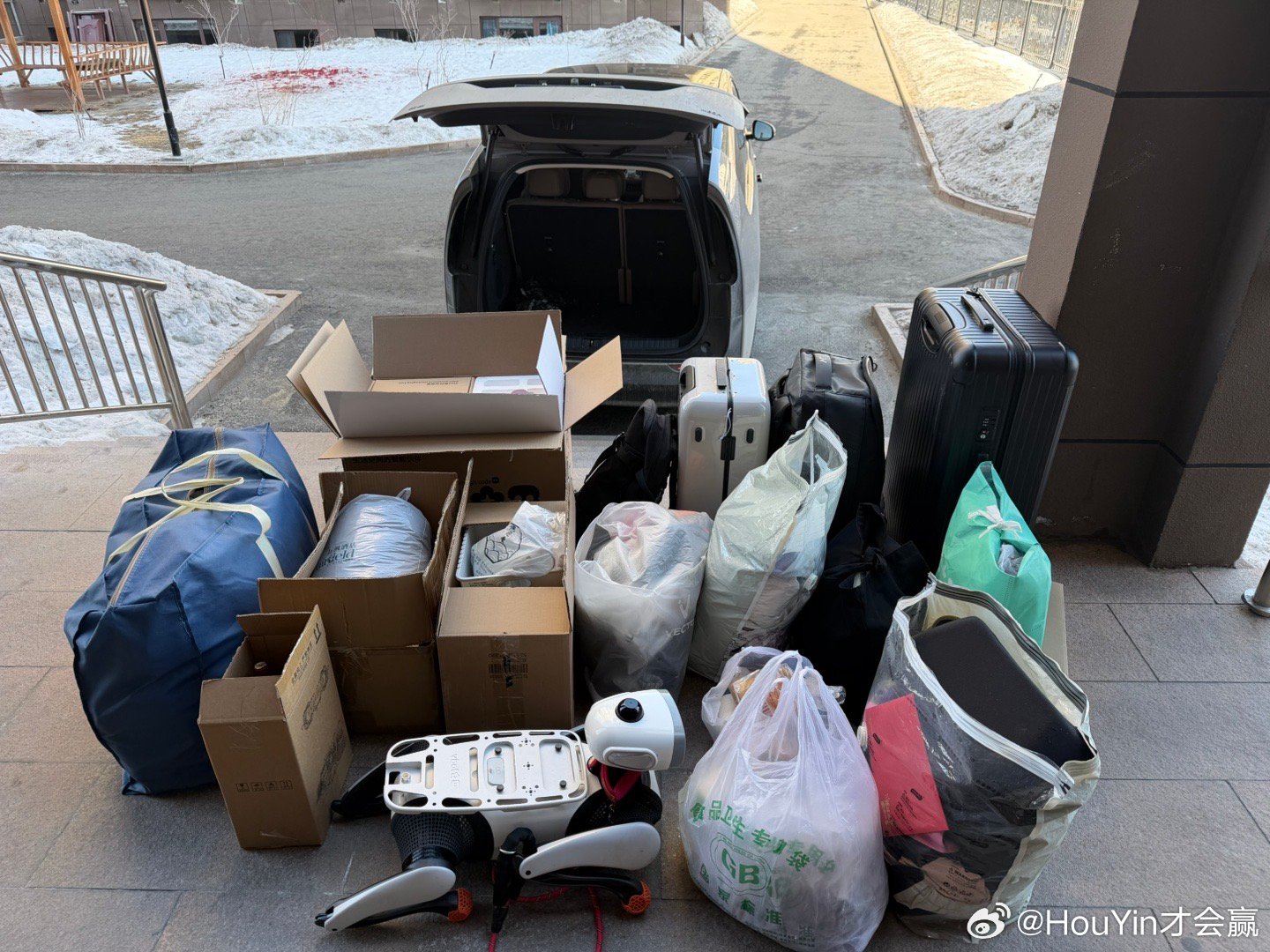 今天是去乌鲁木齐呢还是去塔城呢还是去伊宁呢脑壳疼…甘肃下雪开不回去没地方去了昨天