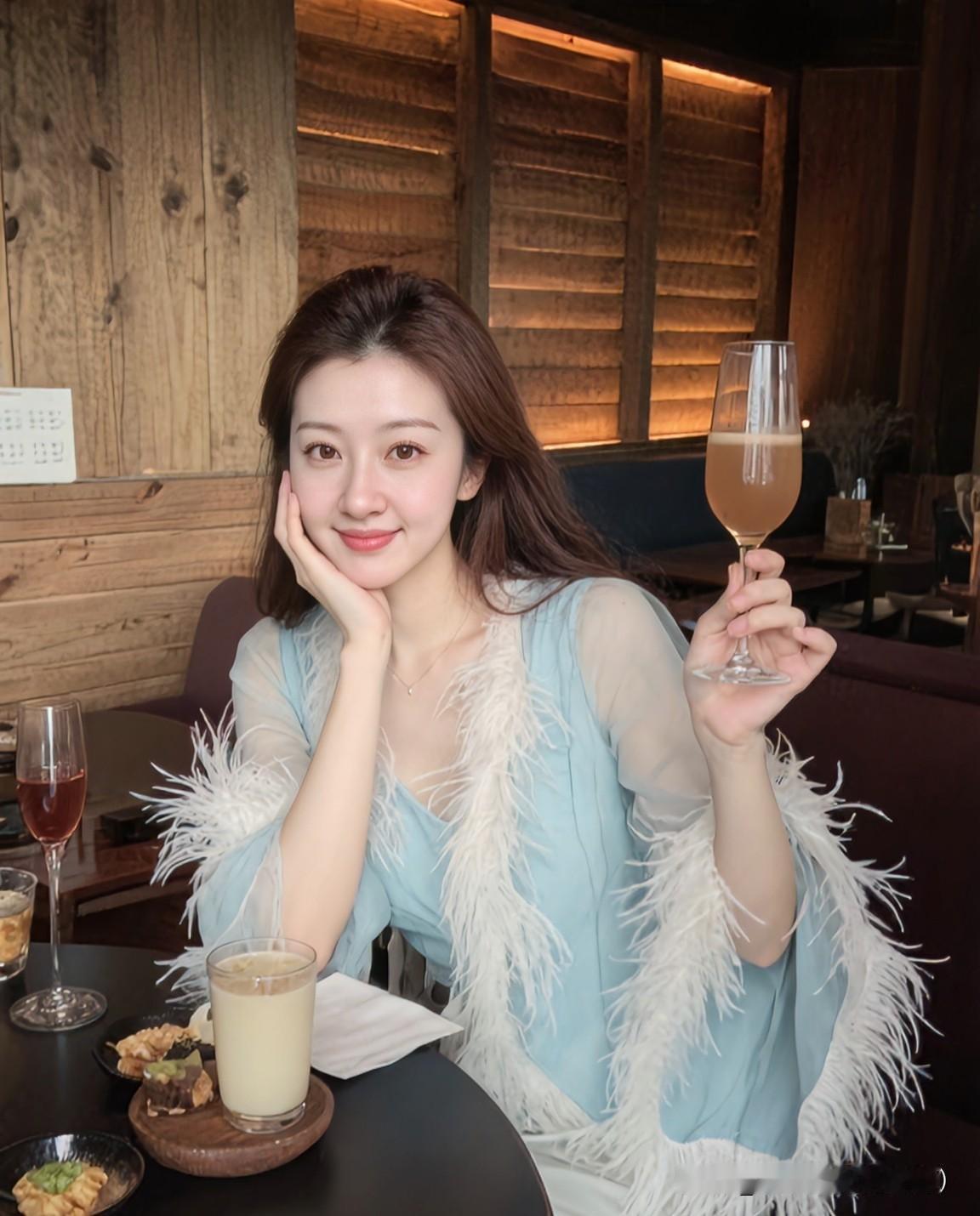 活到一定年纪，
尝遍悲欢才渐渐清醒，
人生本就不必事事较真。
 不再和往事纠缠，