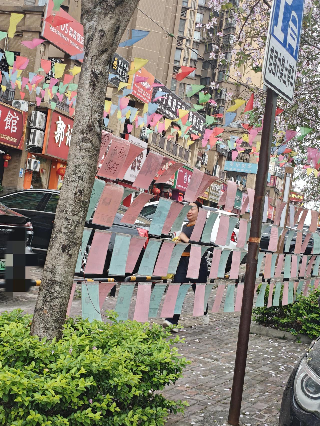 公园里、小区楼下到处都看到这种相亲角，现在年轻人结婚问题成了老大难问题，结婚率下