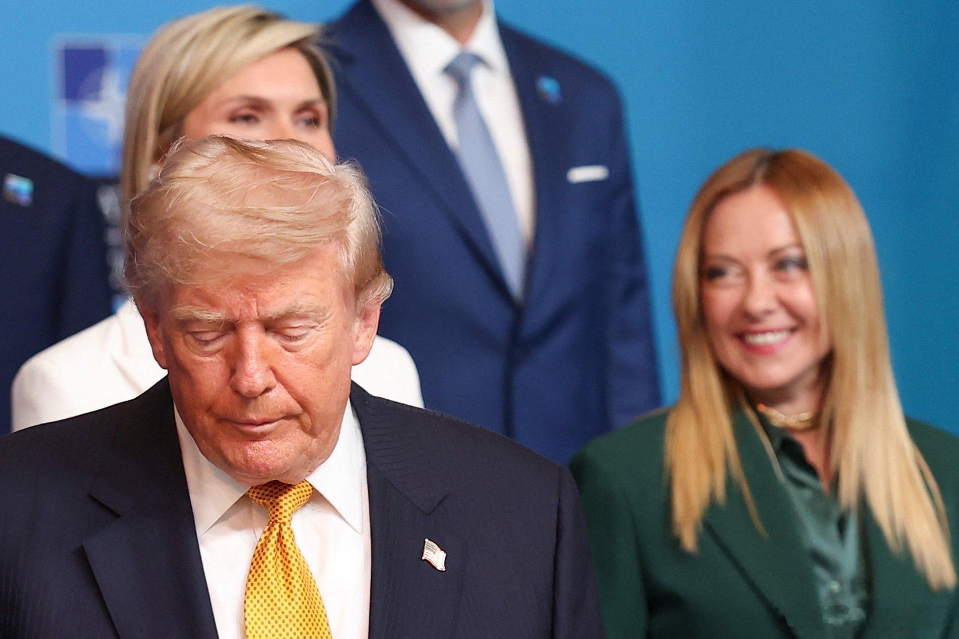 美国特朗普总统今天从梅洛尼面前走过昨天他还说过，很爱她。烽火问鼎计划特朗普认为美