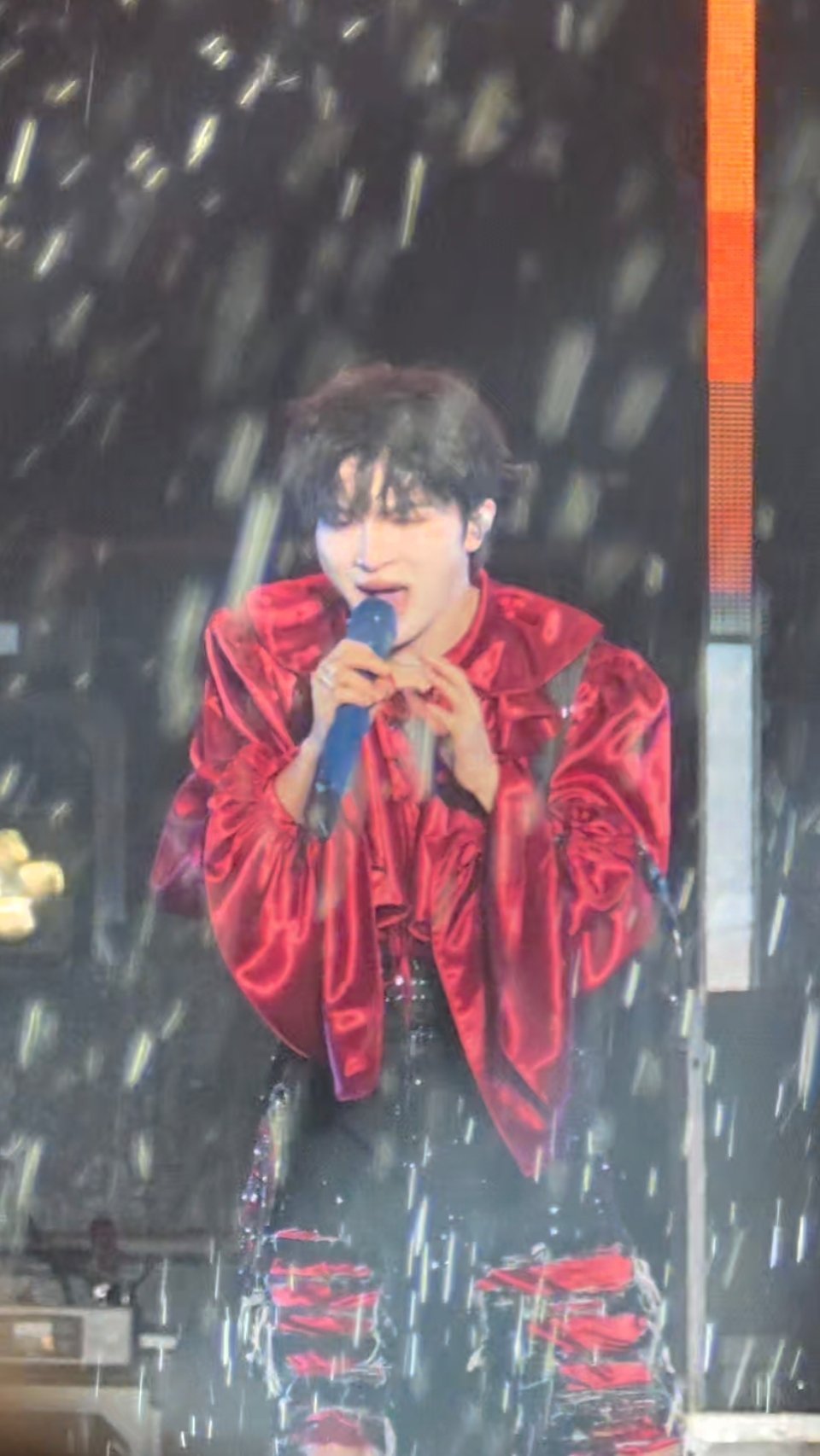 周深[超话]周深南通紫琅荔枝音乐节雨中魅魔 ​​​