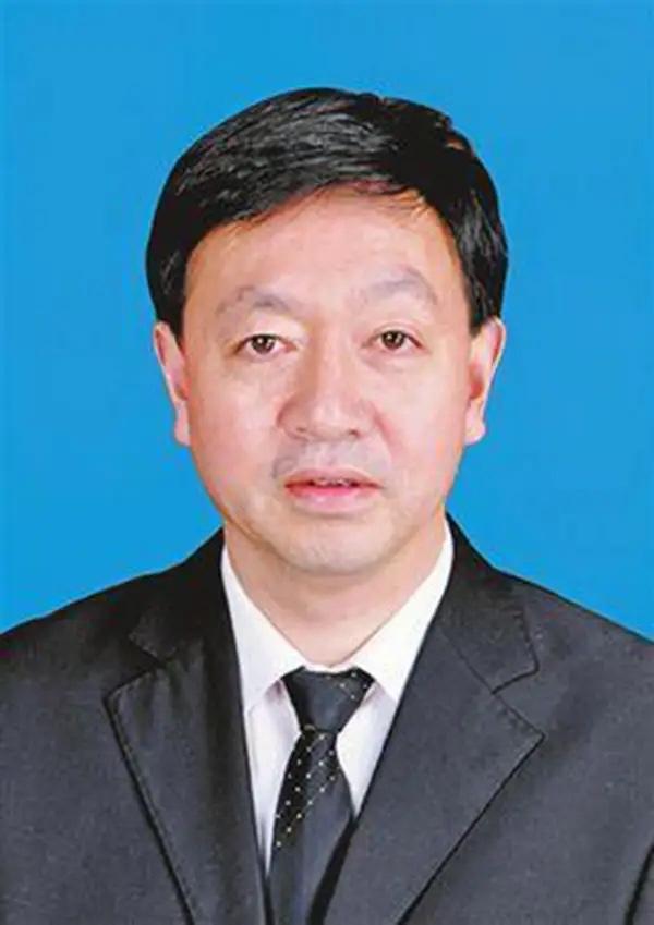 重庆忠县的雷亚平，如果没有延迟退休政策，他今年6月就该回家颐养天年。

本可以卸