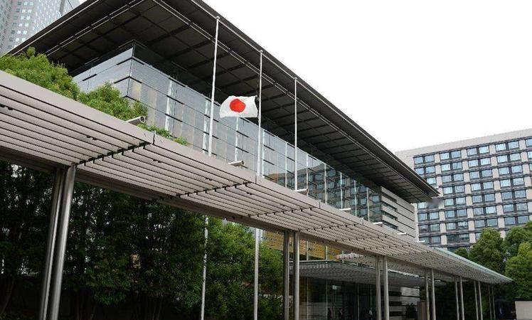 哎，你听说了吗？《人民日报》那篇“钟声”的文章，开头就问了一个特狠的问题：“一个