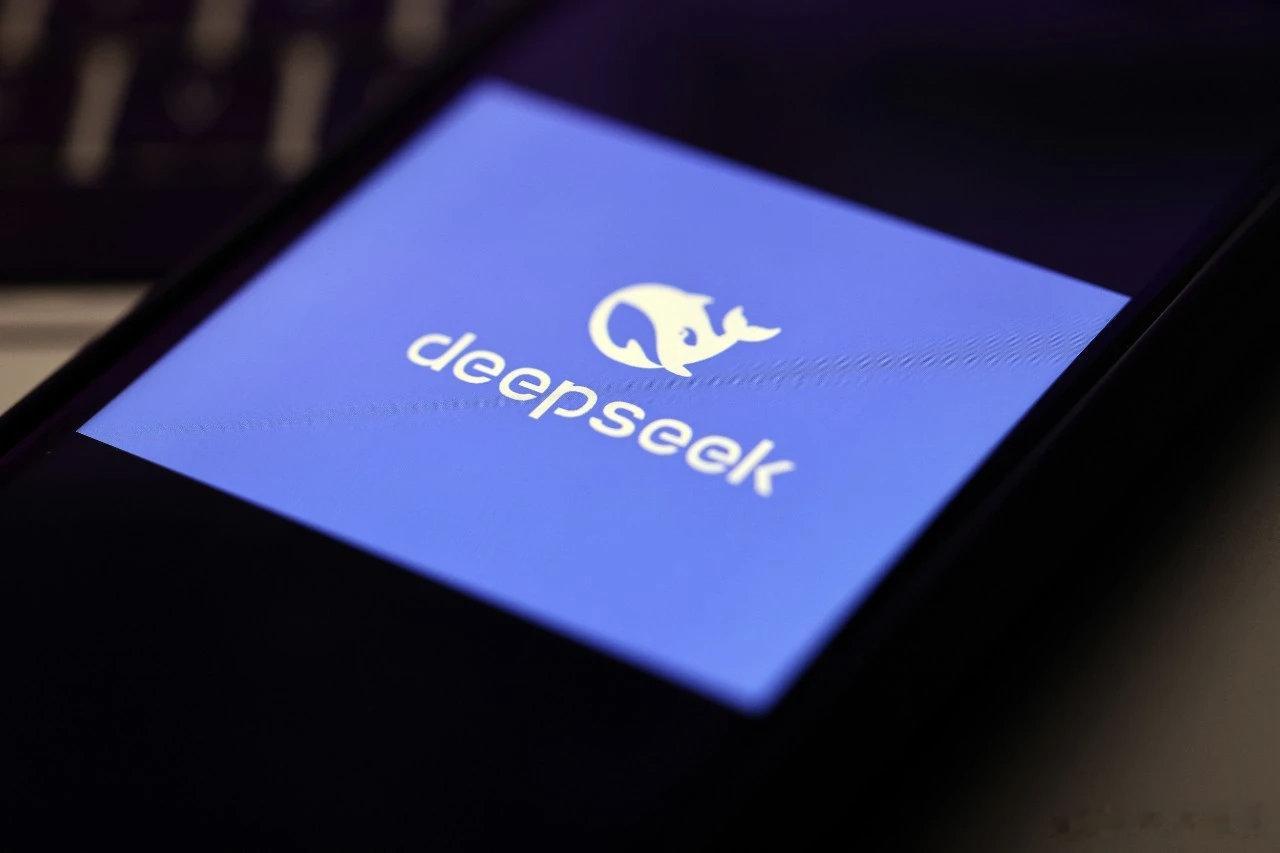 【曝DeepSeek拟聘90后CFO严文韬，复旦毕业，投过智谱和MiniMax】