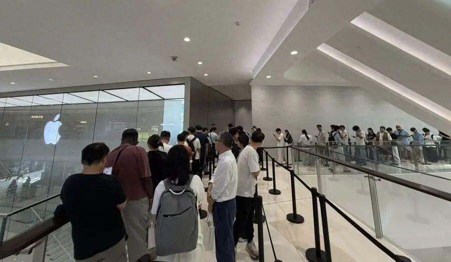 密密麻麻全是人，门店外排起超长队！有人加价 2500 元火速出手：再晚半小时就少