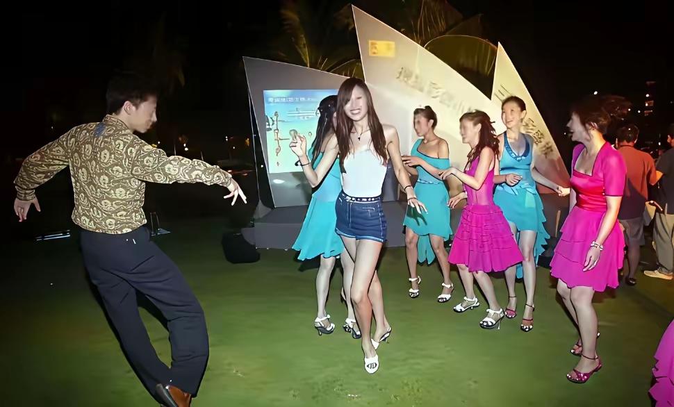 以前天涯有个帖子说这位大佬特别喜欢高个模特。他活得挺痛快的。