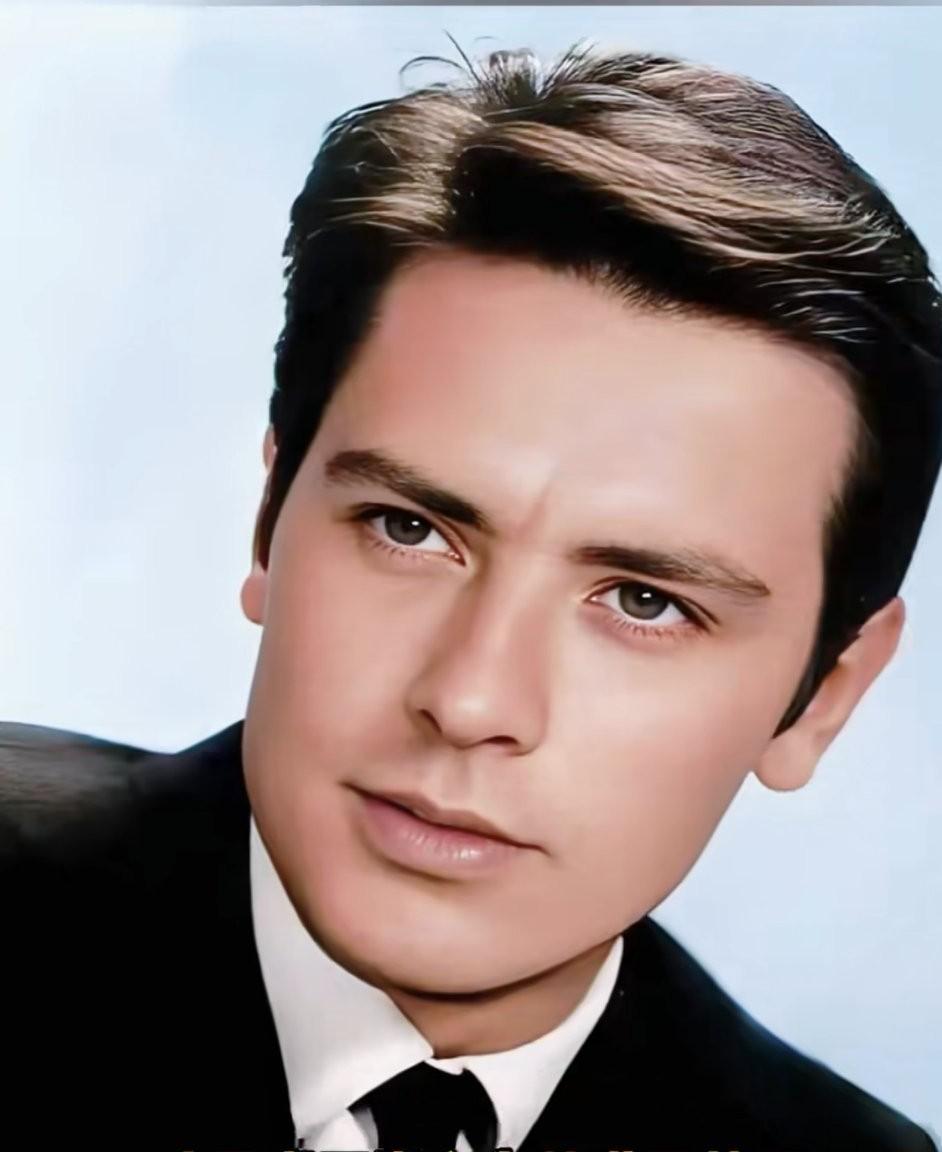 只要提到他的名字几乎没有人不认识他的，他的颜值是被世界公认的，他的脸就是世界上最