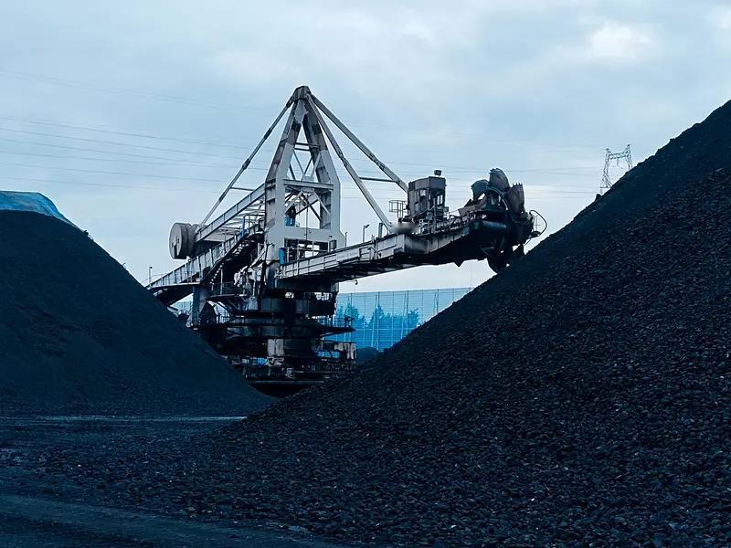 特朗普给煤炭行业“续命”这事儿，争议可不小。他指示国防部买煤电，还拨款给煤电厂升