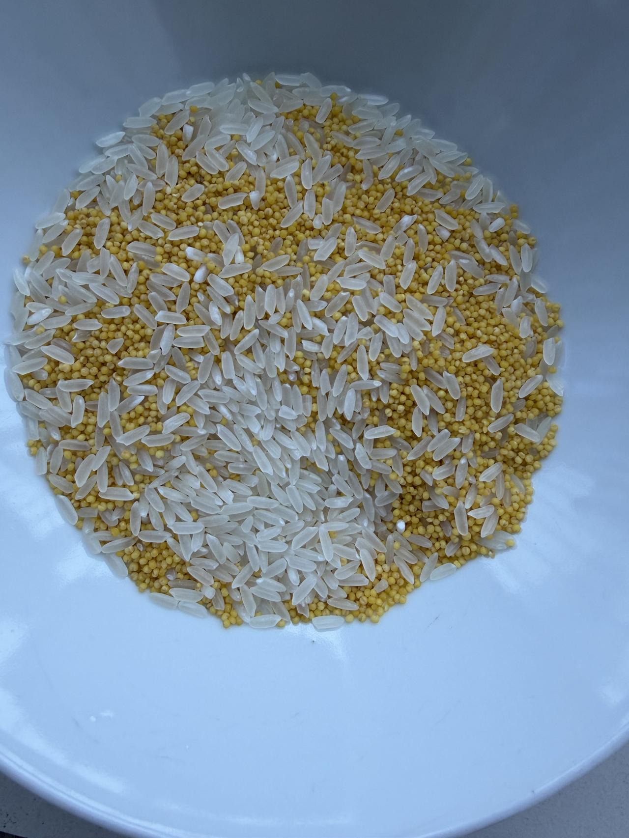 今天中午，我做米饭，用的是二米，也就是大米和小米。
用大米和小米混合做米饭，我是