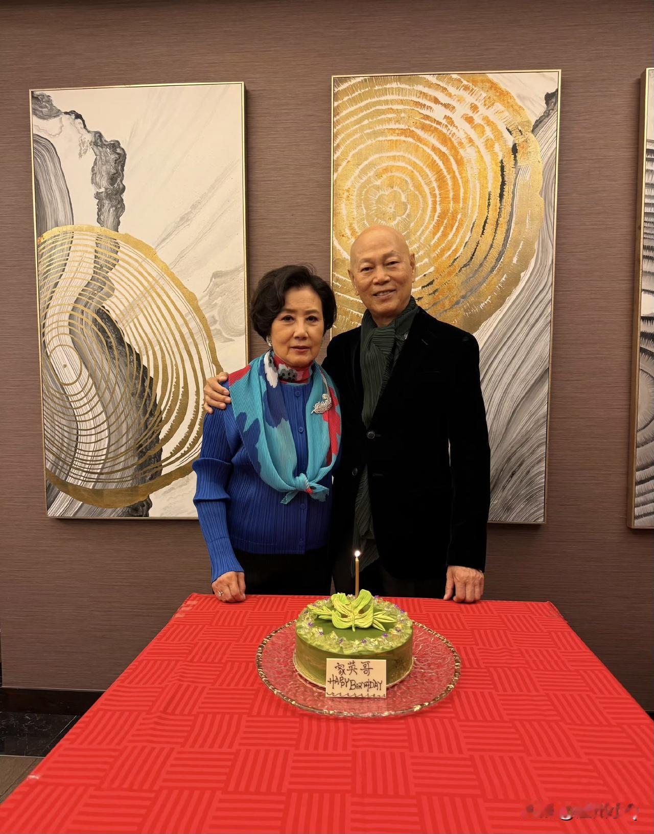 汪明荃为罗家英庆生，并献上了亲吻，老夫老妻还能保持如此恩爱，实属不易。生日会上，