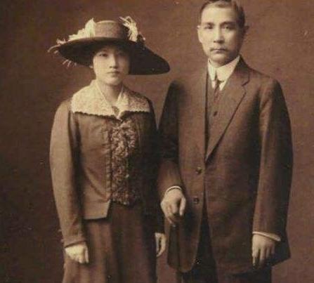 1936年，毛主席找宋庆龄借了5万美元以解红军之危。宋庆龄二话没说卖房筹钱，如数