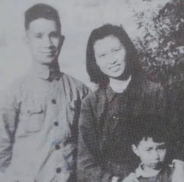 1983年8月，是粟裕大将76岁生日。家人准备了一份丰盛的蛋糕。粟大将的孙子、孙