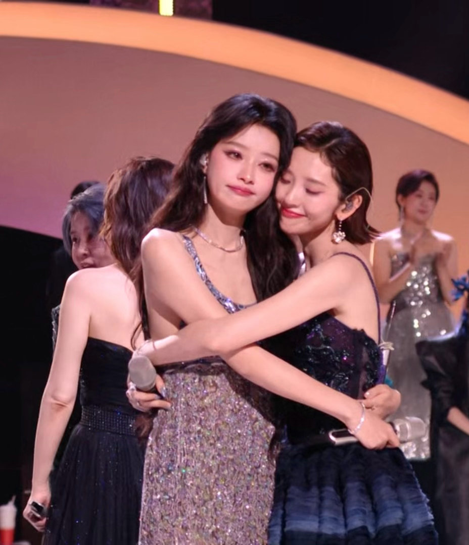 乘风姐姐蓝调优雅力量乘风2026 23 位姐姐一路携手相伴走到成团夜，训练中互帮