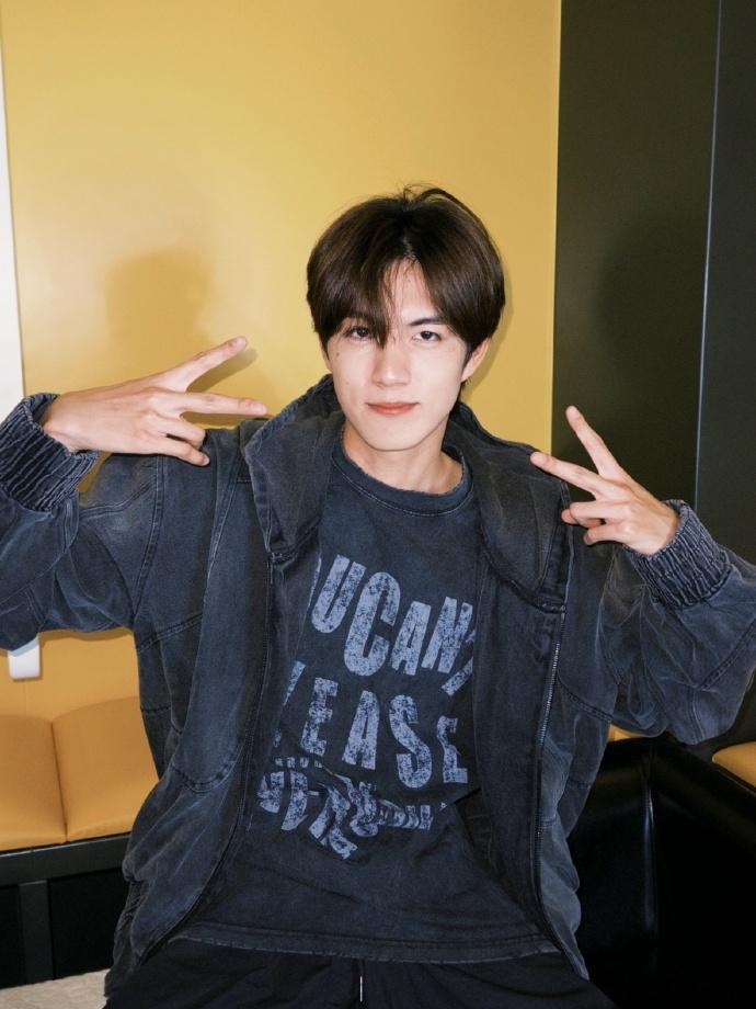 #赵一博中##赵一博比耶四宫格#赵一博的比耶四宫格让人喜爱不已，对明天的见面充满