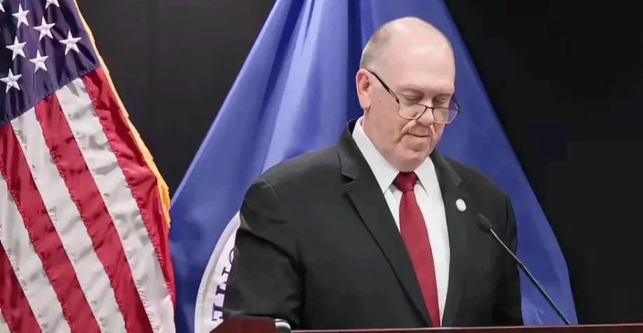 CNN报道，当地时间4日，白宫边境事务主管霍曼宣布，为彰显联邦政府，和明尼苏达州