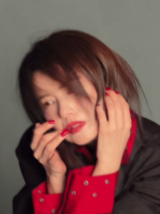 红唇点缀让颜值再升级，裸感妆容衬得轮廓更柔和。复杂衣饰下藏着松弛感，无需浓妆加持