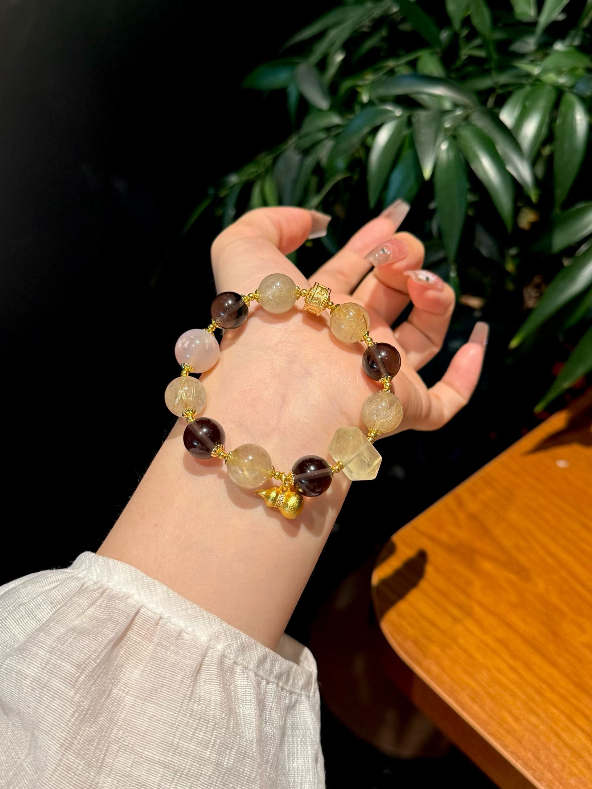 【褐木寻金·老钱风】褐木寻金，腕间藏运💫金发晶引财💰冰曜石守心樱花玛瑙添柔黄