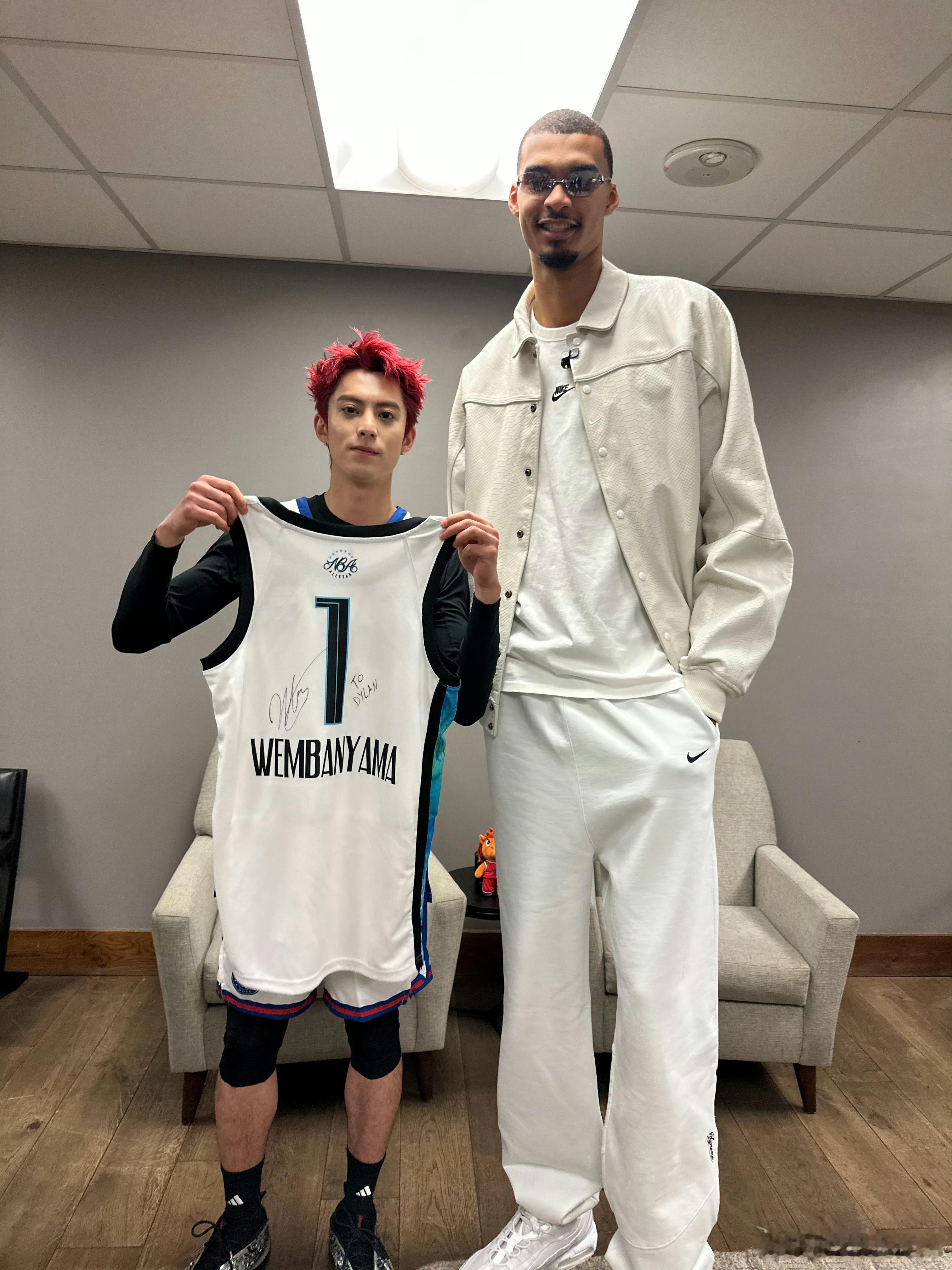 王鹤棣：走到哪宣传到哪！NBA赛场硬核营业《星河入梦》，这敬业度我真的爱了！大年