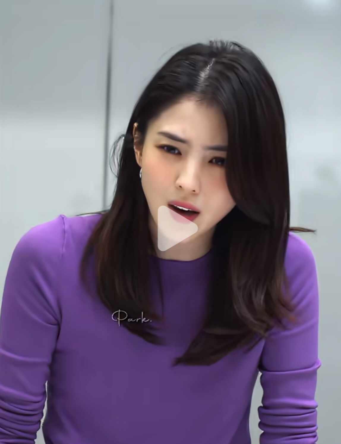紫色上衣韩素希穿着真的太漂亮了
好想知道什么品牌，万能小红薯🍠紫色最有韵味 韩