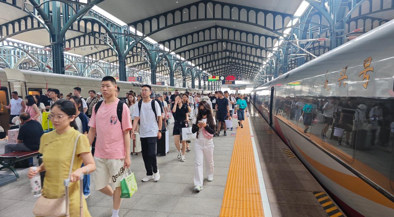 温馨提示【文明乘车勿插队】排队安检、进出站和上下车，看似是简单的个人行为，却体现