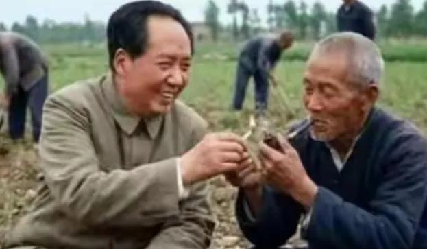 这张高清珍贵照片，是建国后在50年代末到河南农村考察，与当地农民伯伯交谈时，农民