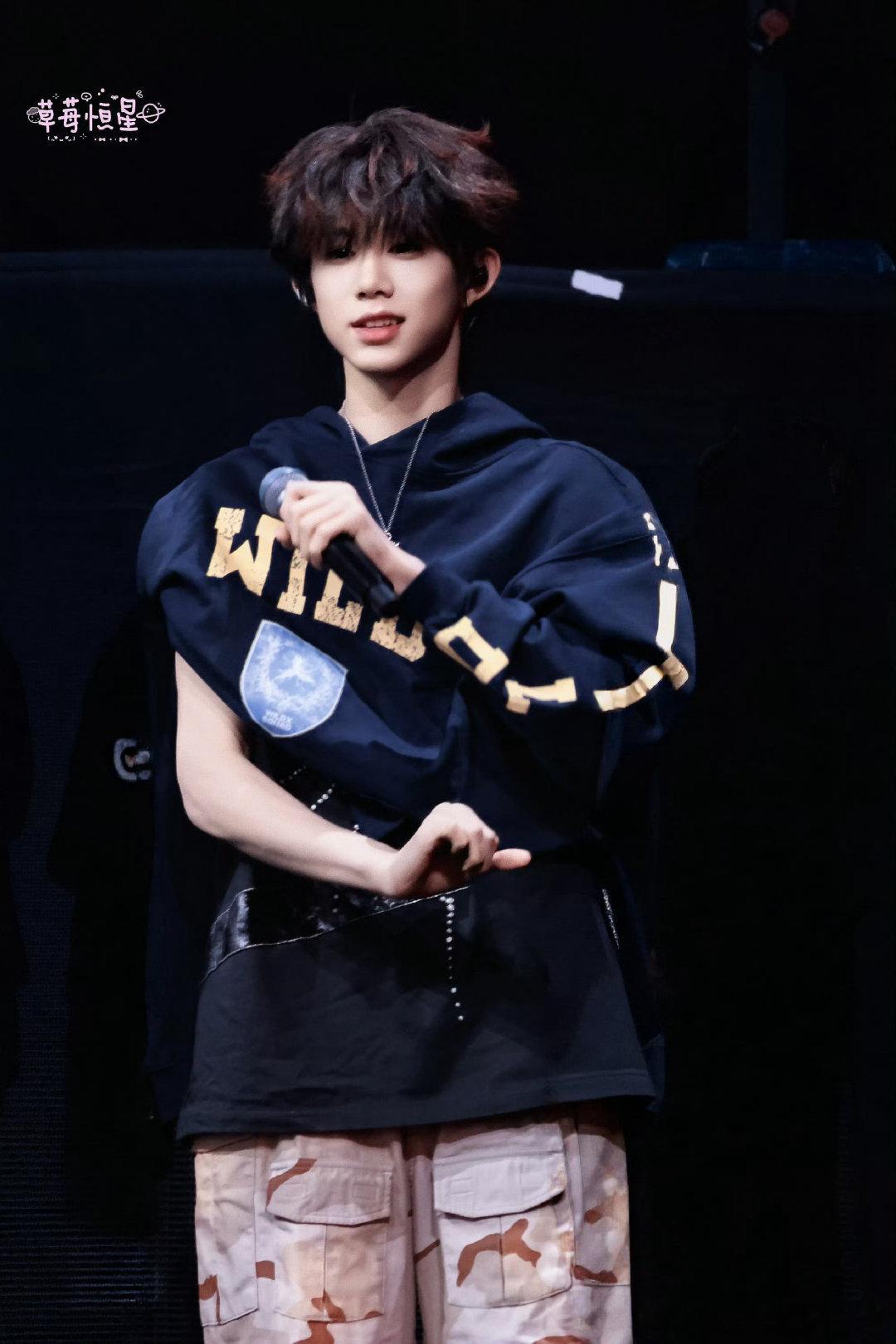 陈奕恒荣耀之战今日饭拍，穿法还挺有巧思 