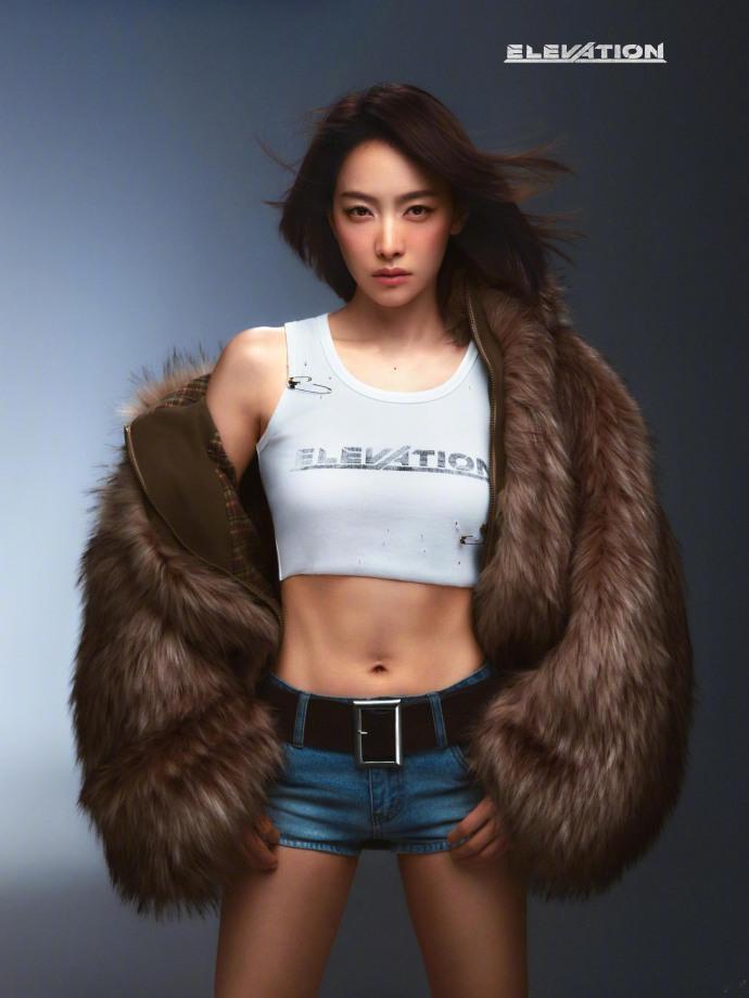 宋茜野性力量风穿搭介绍，整套造型走反差感辣妹路线，上身是印有ELEVATION字