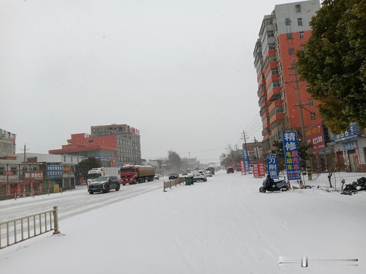 邓州构林大雪后，到处银装素裹，空中，地上，浑然一色，甚为壮观，走在大街上，路面很