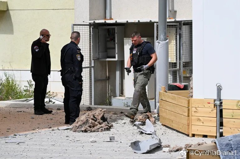 照片：伊朗导弹袭击以色列后的后果图1 以色列紧急救援人员在伊朗导弹袭击后霍隆的撞