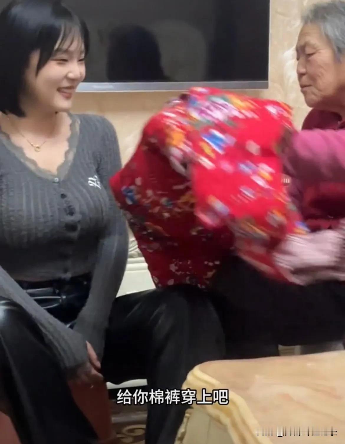 奶奶的爱，既暖身又暖心！90后孙女晒出开裆棉裤，笑言“保暖又便捷”！

近日，一