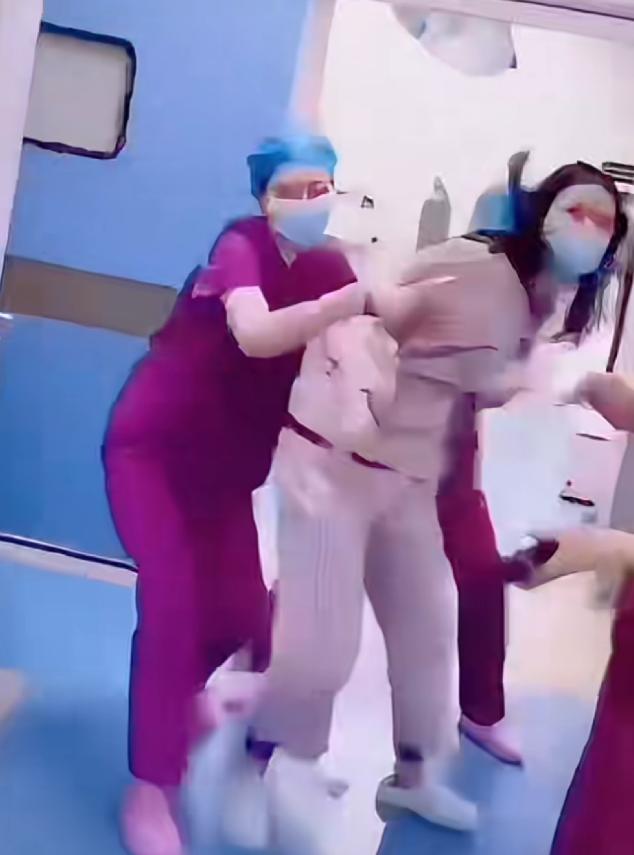 孩子出生还不到两小时，产妇突然和婆婆发生冲突，直接骑到婆婆身上扇耳光。她产后伤口