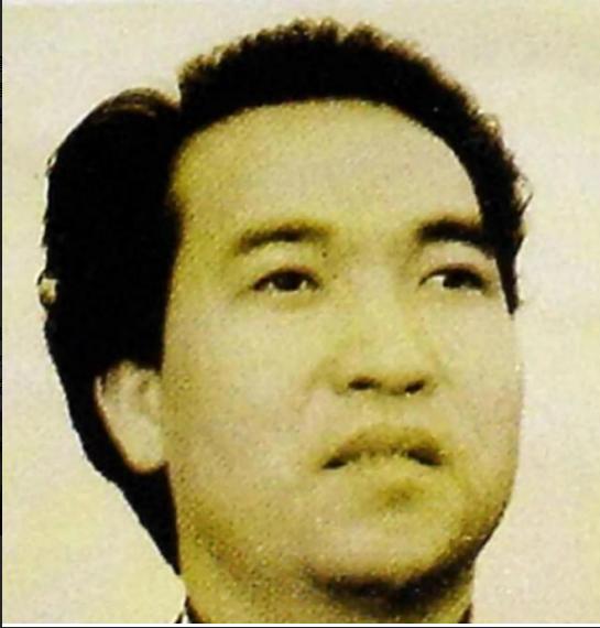他放弃中国国籍，转头加入英国。在英国，他打扮成乞丐，四处捡废品，引人嘲笑。谁料2