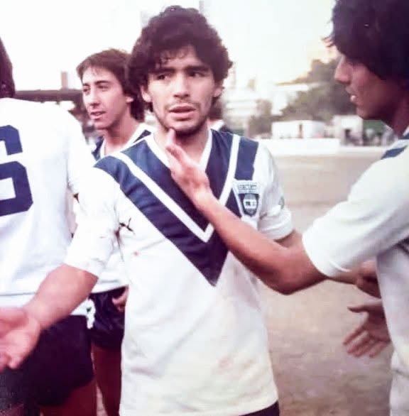 呢個真係超級回憶，八十年代小保加訪港，「球王」馬勒當拿身披精工波衫👕👍🇦?