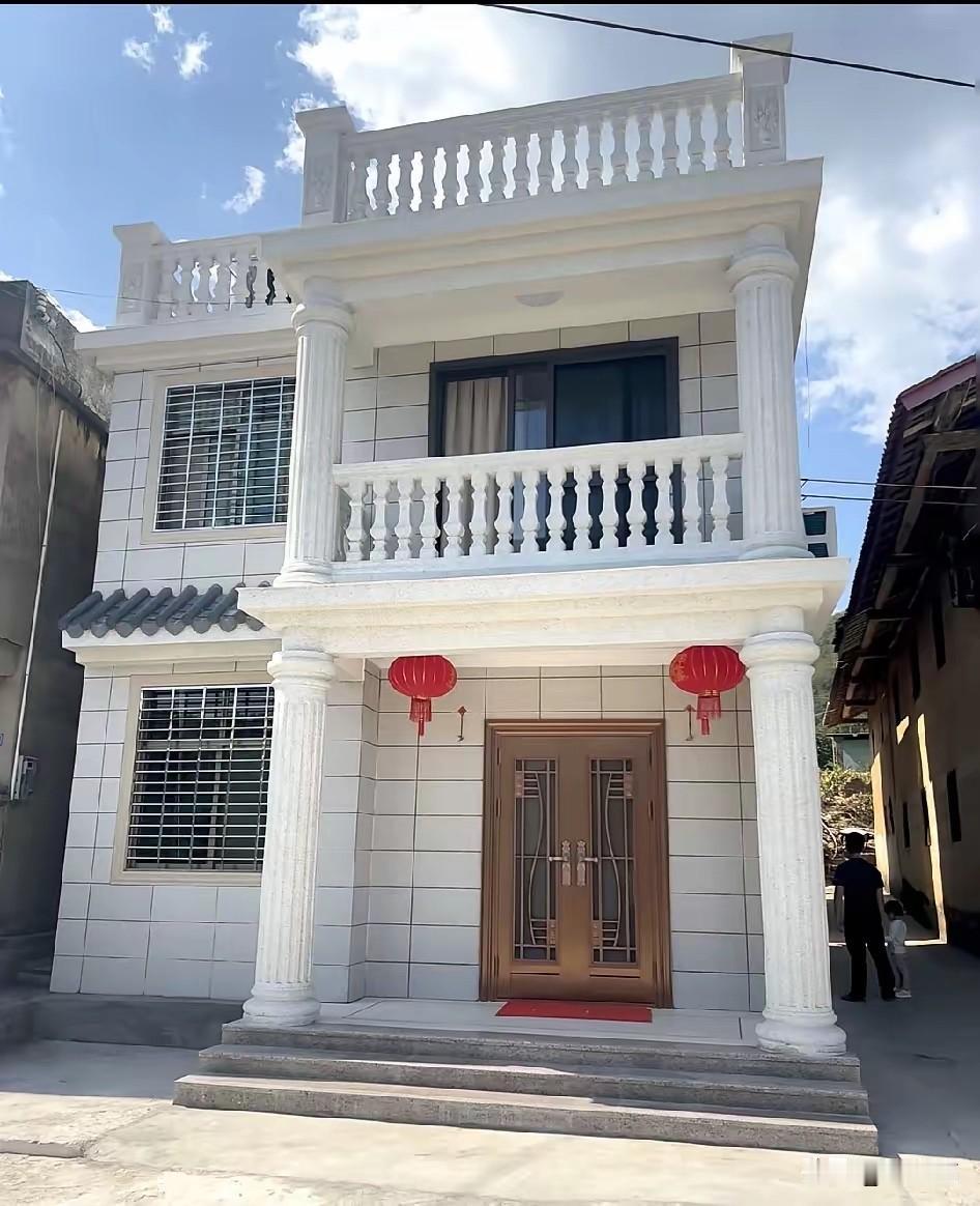 60万买邻居家装修好的两层楼，
光算建材和人工确实不亏，但农村自建房买卖有个要命