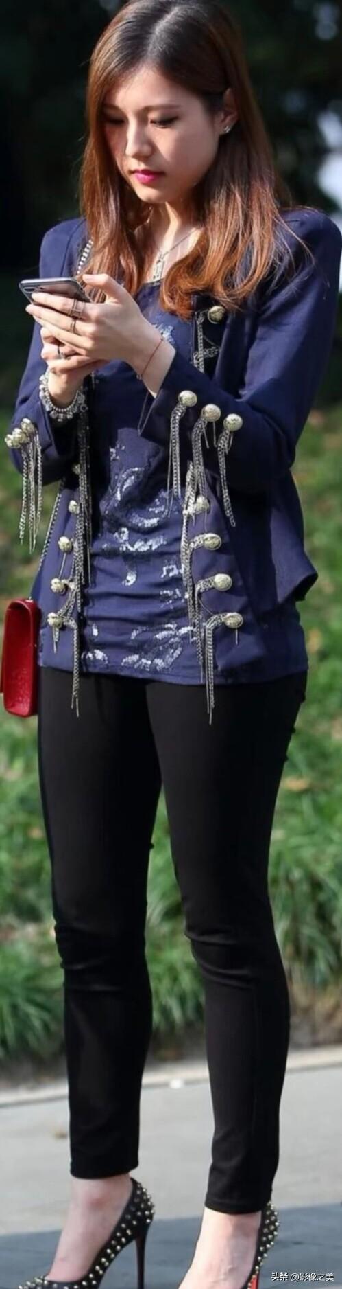 藏青流苏外套搭配铆钉高跟鞋，走路都带风，红色包包成了点睛之笔，又酷又飒，太吸睛了