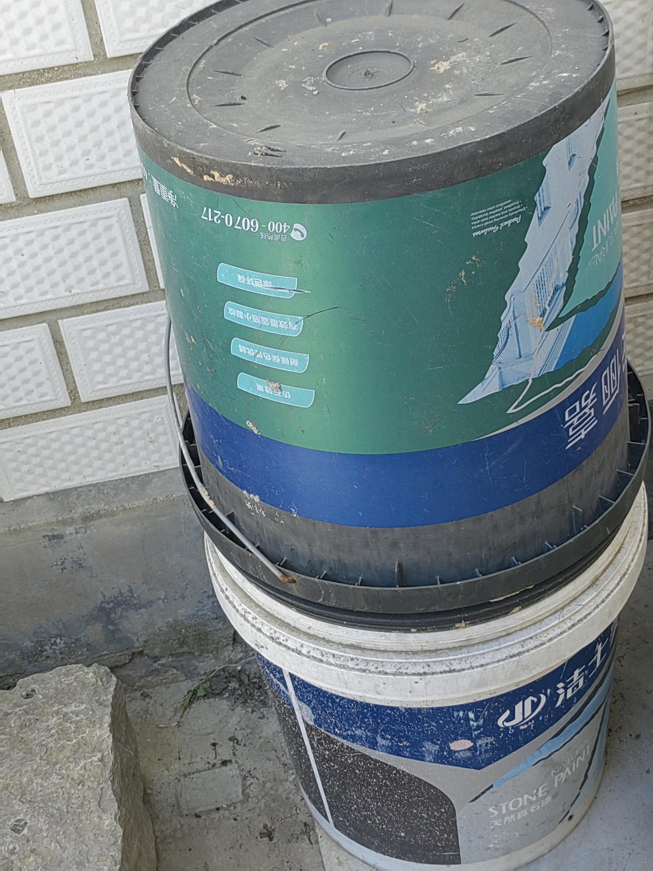 咱也跟风养蒜黄！
半个月过去了，见证奇迹的时刻到了！
上面黑塑料桶拿开，咋回事？