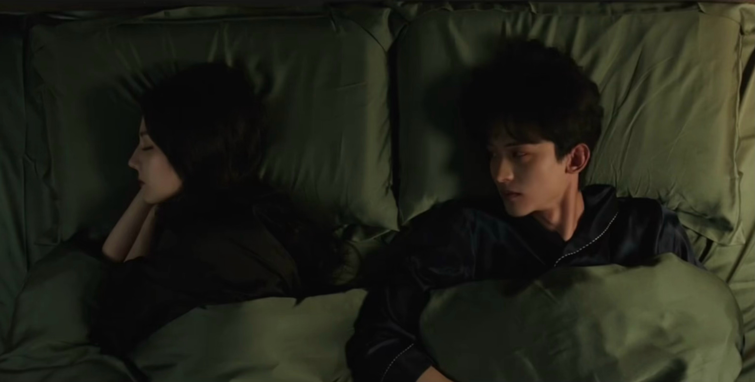 常华森你是出息了，剧里和热巴同床共枕啊迪丽热巴常华森同床共枕镜头