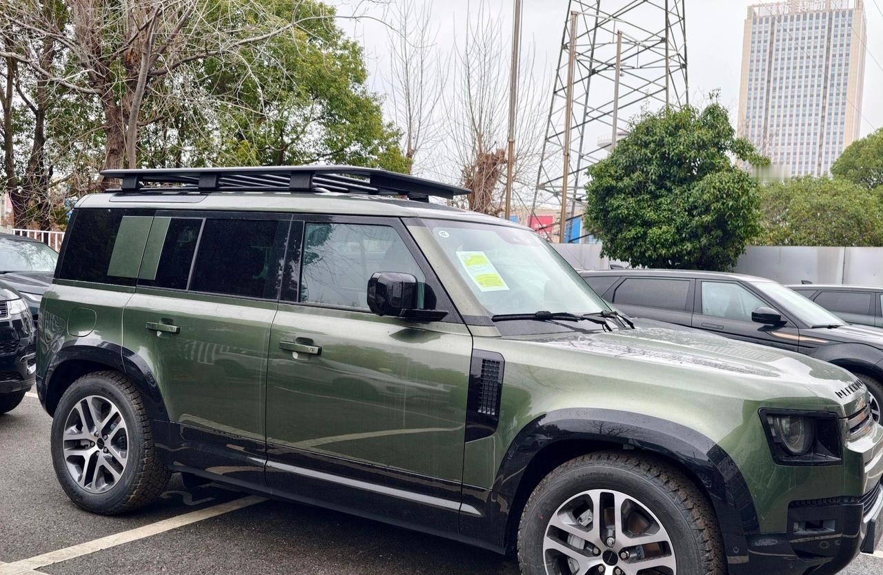 26款路虎卫十一110，不必多言，帅就好！方盒子美学拉满！26款原厂黑化套件+平